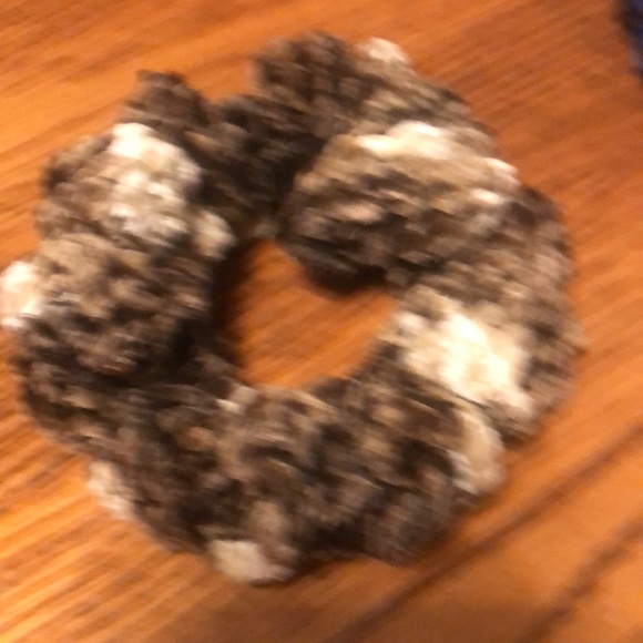 Hand made scrunchies. Does not break hair off - Picture 4 of 4